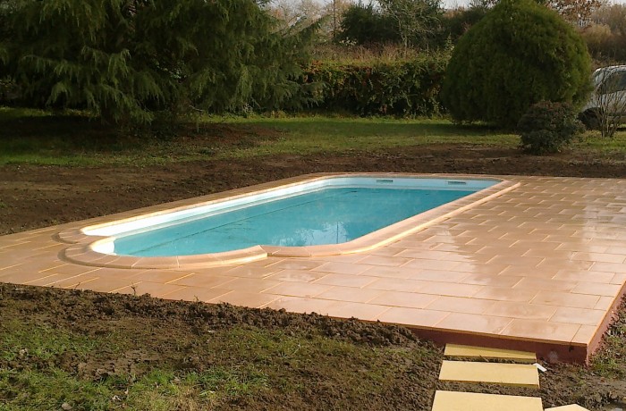 Piscine coque polyester et plage